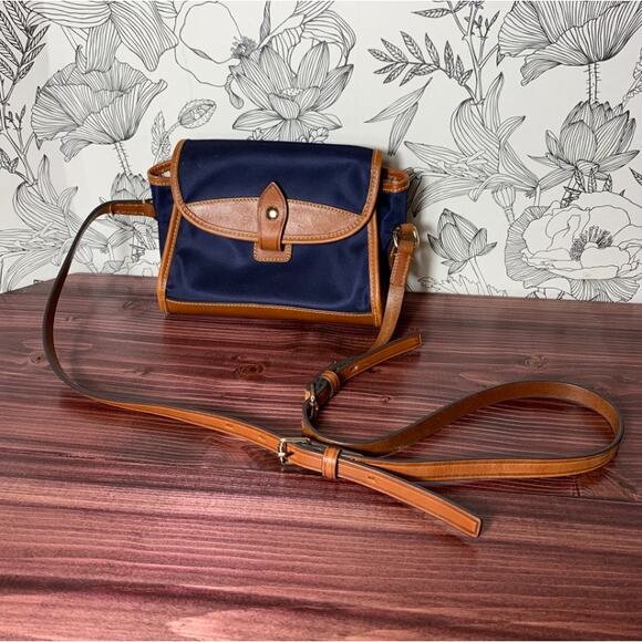 Women's Dooney & Bourke Wayfarer Flap Nylon Crossbody, Blue, EUC! - Picture 2 of 4